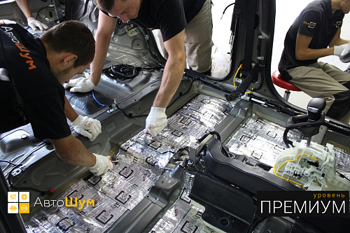 Клеим виброизоляцию на днище Киа Соренто Прайм