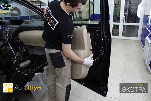 Снимаем дверные обшивки Лексус РХ 350