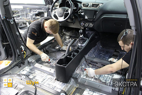 Клеим виброизоляцию на днище Киа Рио