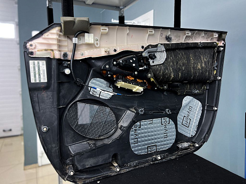 Виброизоляция дверной обшивки Тойота Камри