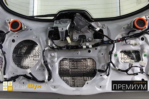 Виброизоляция крышки багажника Тойоты Хайлендер.