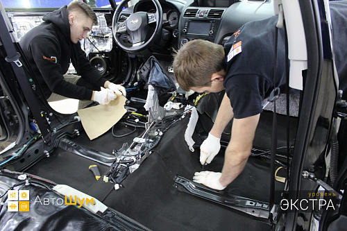 Клеим звукоизоляцию на днище Субару ХВ