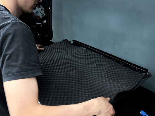 Шумоизоляция обшивки пятой двери Мицубиси Монтеро