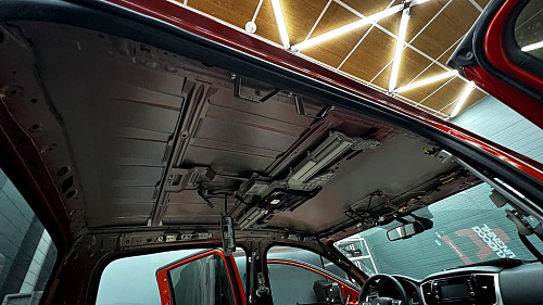 Разобранная крыша Митсубиси Л200