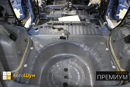 Штатная виброизоляция в багажнике Ниссан Ноут