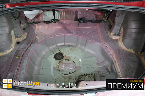 Штатная шумоизоляция багажника Митсубиси Лансер