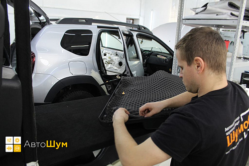 Оклеиваем шумопоглотителем обшивку двери Рено Дастер