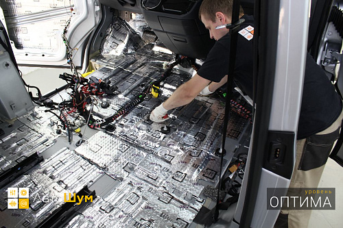 Клеим виброизоляцию на днище Фольксваген Мультивэн