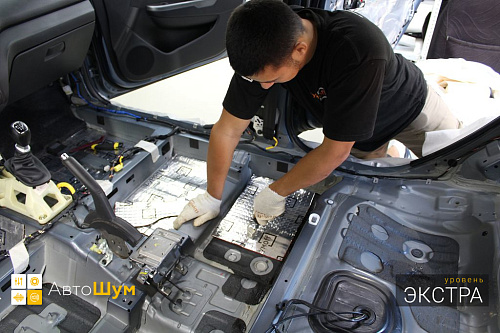 Клеим виброизоляцию на днище Киа Рио