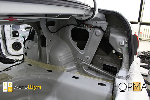 Штатная шумоизоляция арок и крыльев Ниссан Альмеры.