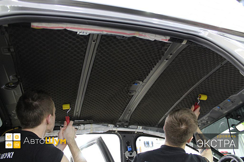 Клеим шумопоглотитель на крышу Киа Церато