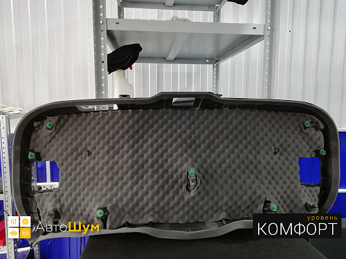 Шумоизоляция обшивки пятой двери Мазды 3.