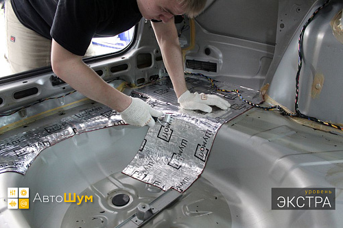 Клеим виброизоляцию на дно багажника Датсун Он До