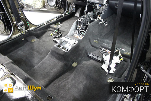 Грязный ковер Тойоты Камри.