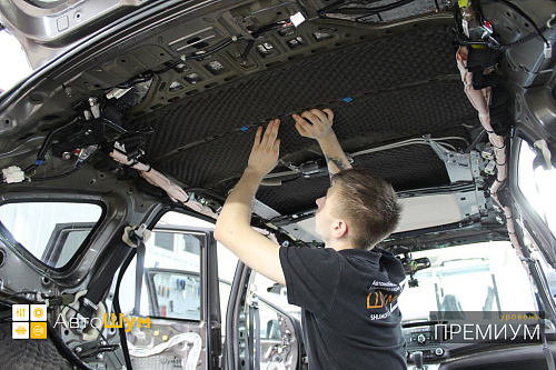 Клеим шумопоглотитель на крышу Хонда ЦР-В 4