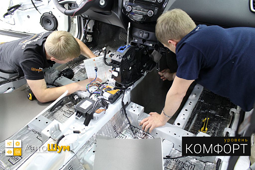 Клеим Шумофф Base 4 вторым слоем на пол Ниссан Кашкай J11.