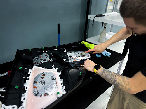 Виброизоляция обшивки дверей Хонда Фит