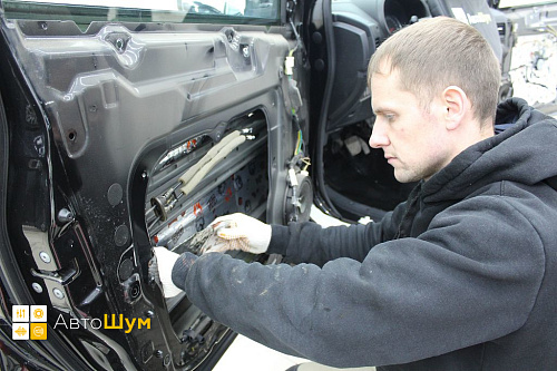 Клеим виброизоляцию в двери Ниссан Х-Трейл T31