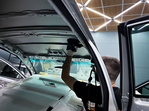 Подготовка крыши к оклейке первого слоя виброизоляции Тойота Камри