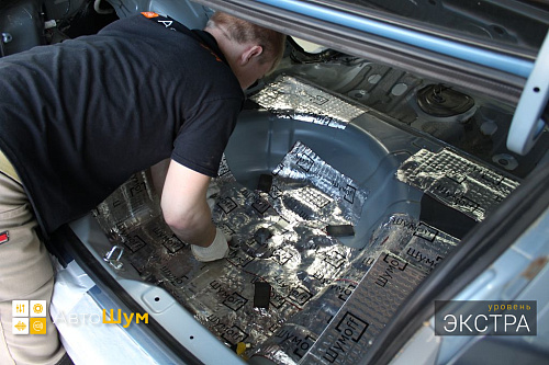 Клеим виброизоляцию на дно багажника Киа Рио