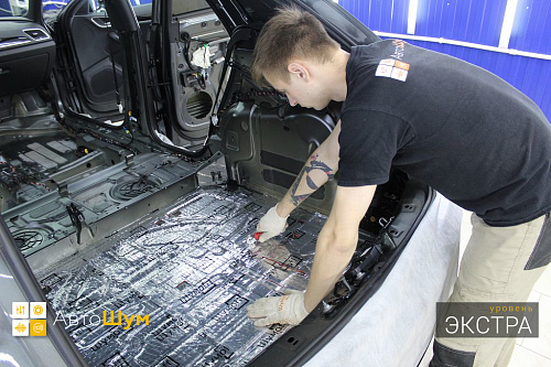 Клеим виброизоляцию в багажник Ауди Ку3