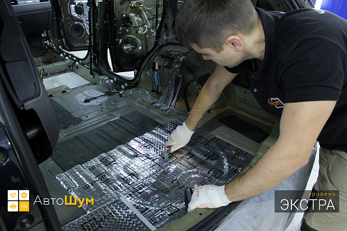 Клеим виброизоляцию в багажник Митсубиси Аутледер