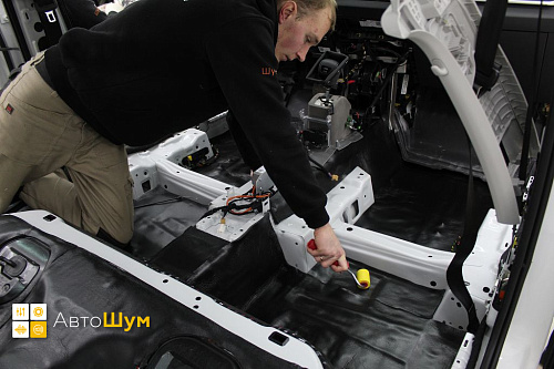 Клеим Шумопоглотитель на пол Шкода Карок