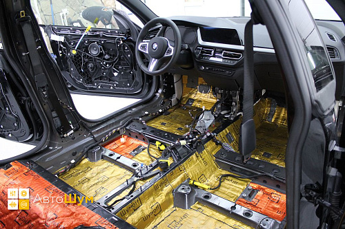 Клеим виброизоляцию на пол БМВ 2