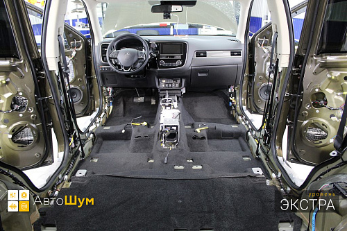 Пылесосим ковер Митсубиси Аутлендер