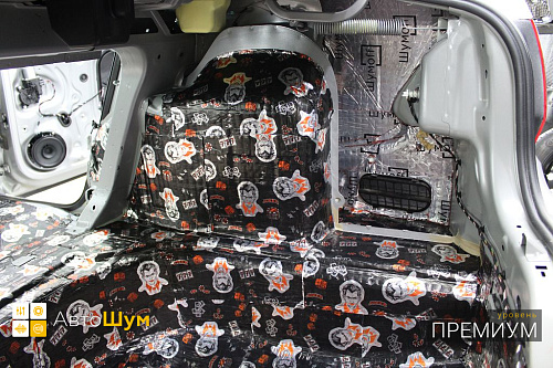 Клеим Шумофф L2 на крылья багажника Фольксваген Поло MK5