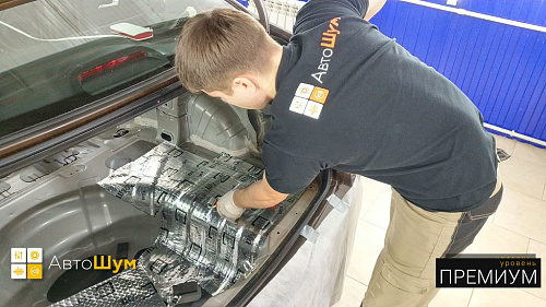 Клеим виброизоляцию в багажник Киа Рио КБ