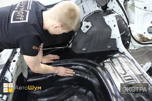 Клеим шумопоглотитель на дно багажника Шкоды Октавии