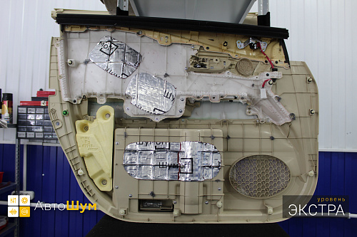 Оклеиваем виброизоляцией дверную обшивку Лексус РХ 350