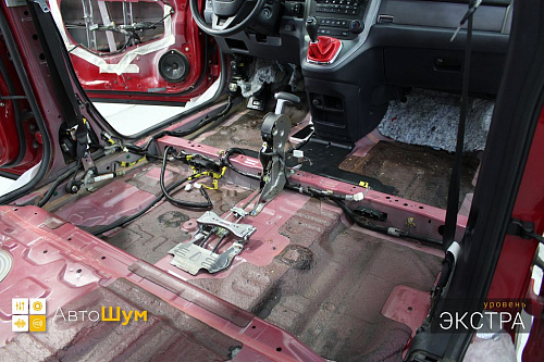 Штатная виброизоляция на полу Хонды ЦРВ