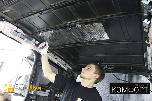 Клеим Шумофф М2 первым слоем на крышу Митсубиси Аутлендер XL.