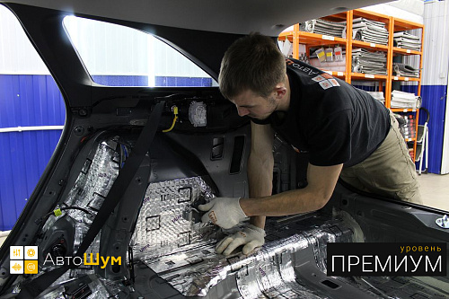 Клеим виброизоляцию на дно багажника Киа Сид