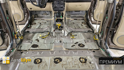 Демонтируем штатную виброизоляцию на полу Сузуки Гранд Витары.