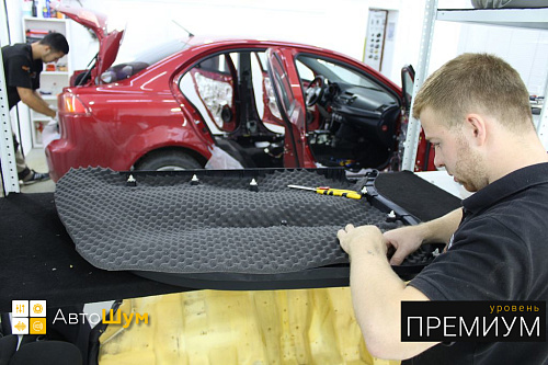 Оклеиваем дверную обшивку Митсубиси Лансер шумоизоляцией.