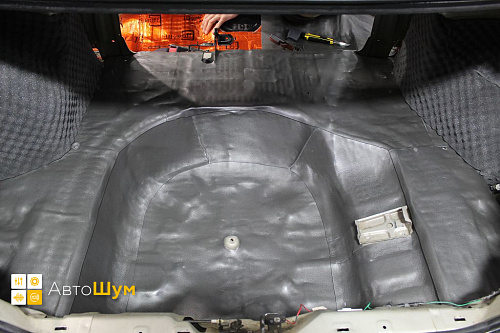Клеим шумоизоляцию на дно багажника Хендай Элантра