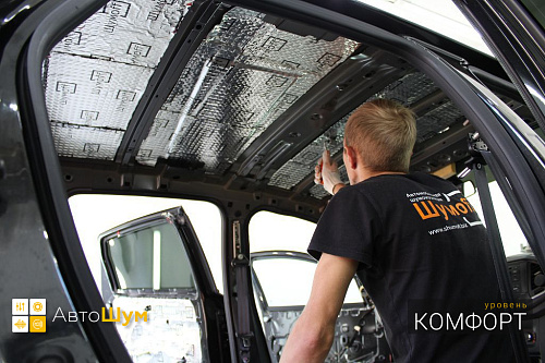 Клеим виброизоляцию Шумофф М2 на крышу Лада ИКС РЕЙ