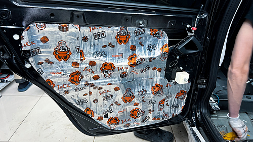 Оклейка технологических отверстий дверей виброизоляцией Лада Гранта