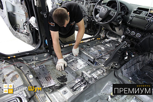 Клеим виброизоляцию на днище Мазды 6.