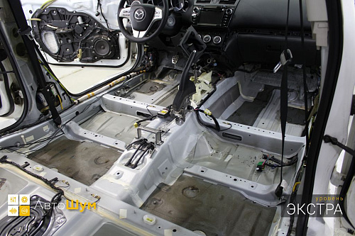 Штатная виброизоляция на полу Мазды 6