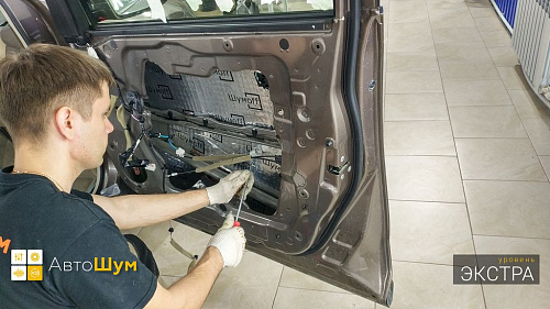 Клеим виброизоляцию внутрь двери Ниссан Мурано