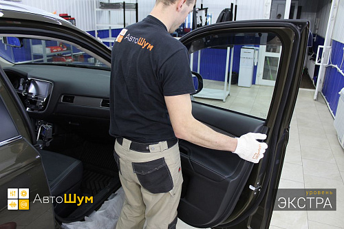 Снимаем дверные обшивки Митсубиси Аутледер