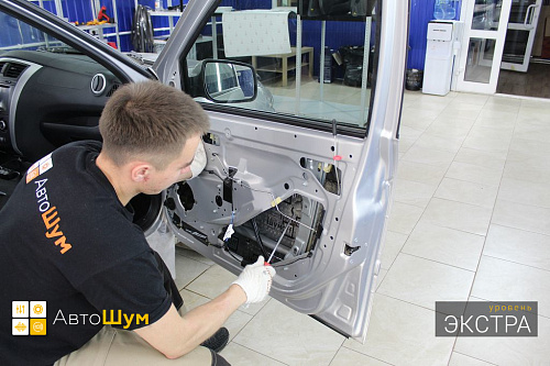 Клеим виброизоляцию Шумофф L3 внутрь двери Датсун Он До