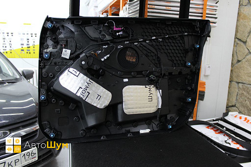 Оклеиваем виброизоляцией дверную обшивку БМВ 2