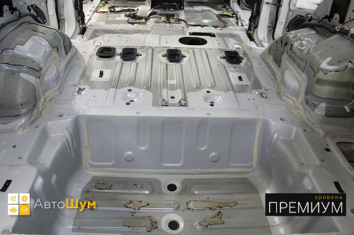 Штатная виброизоляция в багажнике Митсубиси Паджеро