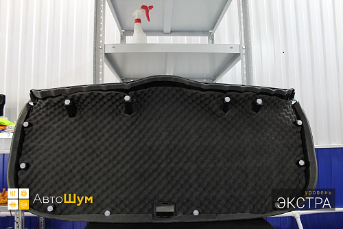 Шумоизоляция обшивки пятой двери Митсубиси Аутледер.