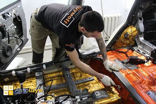 Клеим виброизоляцию на пол Ниссан Кашкай Джи11